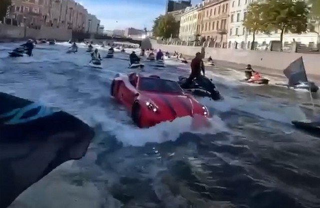 Необычный аквабайк в Петербурге