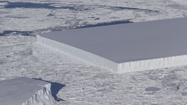 Прямоугольный айсберг в Антарктиде