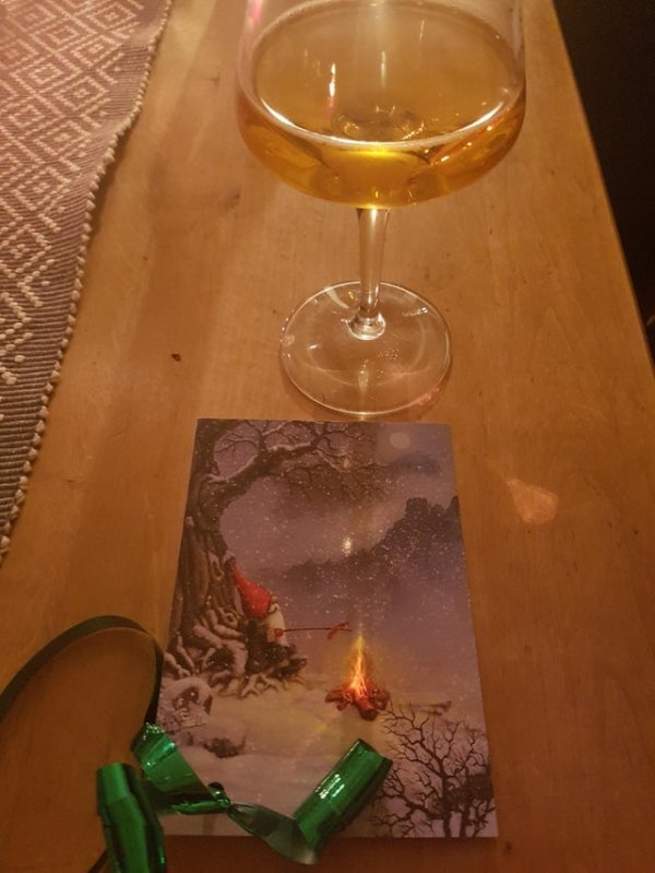 Отражение пива дало огоньку костру на рождественской открытке