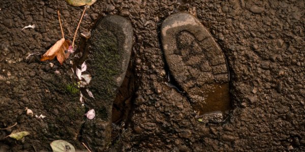 Эту пару обуви я нашел в бетоне столетней давности, разрушенном водопадом