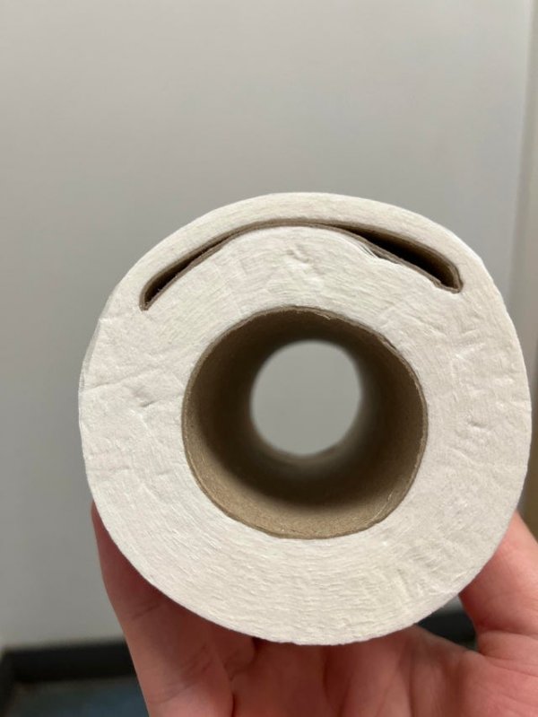 В этом рулоне туалетной бумаги есть ещё одна втулка