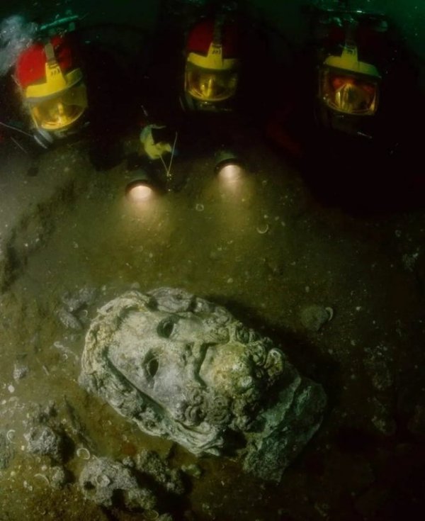 Дайверы освещают голову Сераписа, найденную в затонувшем египетском городе Канопус
