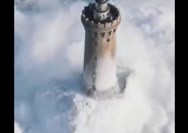 Красивые кадры: волны обрушиваются на маяк