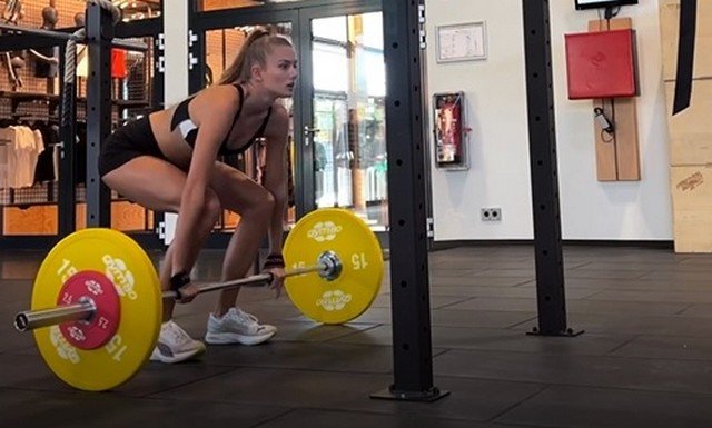 Самая красивая спортсменка мира Алиса Шмидт начинает день с боевой тренировки