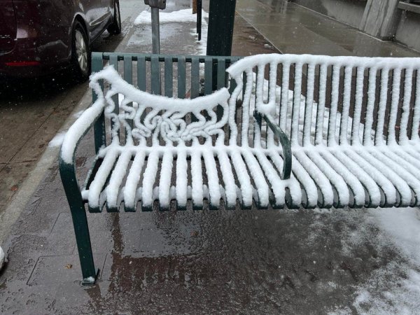 Растаявший снег на скамейке подарил людям необычную геометрическую картину