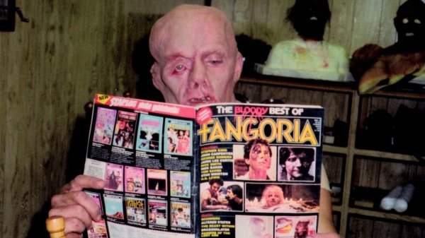Джейсон Вурхиз ищет себя в журнале об ужастиков на съёмках фильма «Пятница 13-е — Часть 3»