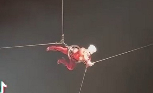 Певица Пинк (Pink) демонстрирует чудеса пения, выполняя акробатические трюки