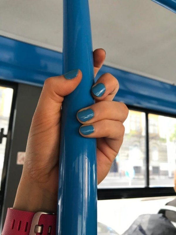 Когда ногти идеально вписались в интерьер автобуса
