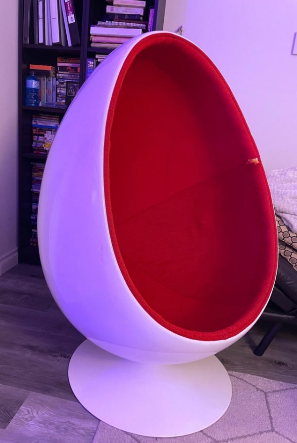 Удобное кресло яйцеобразной формы