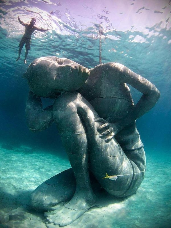 Огромная подводная статуя на Багамах