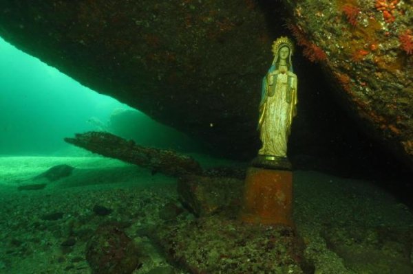 Статуя под водой