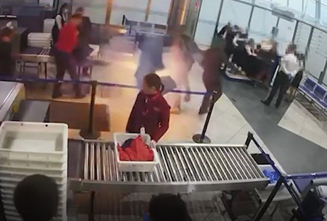 В аэропорту Казахстана у мужчины взорвался пауэрбанк