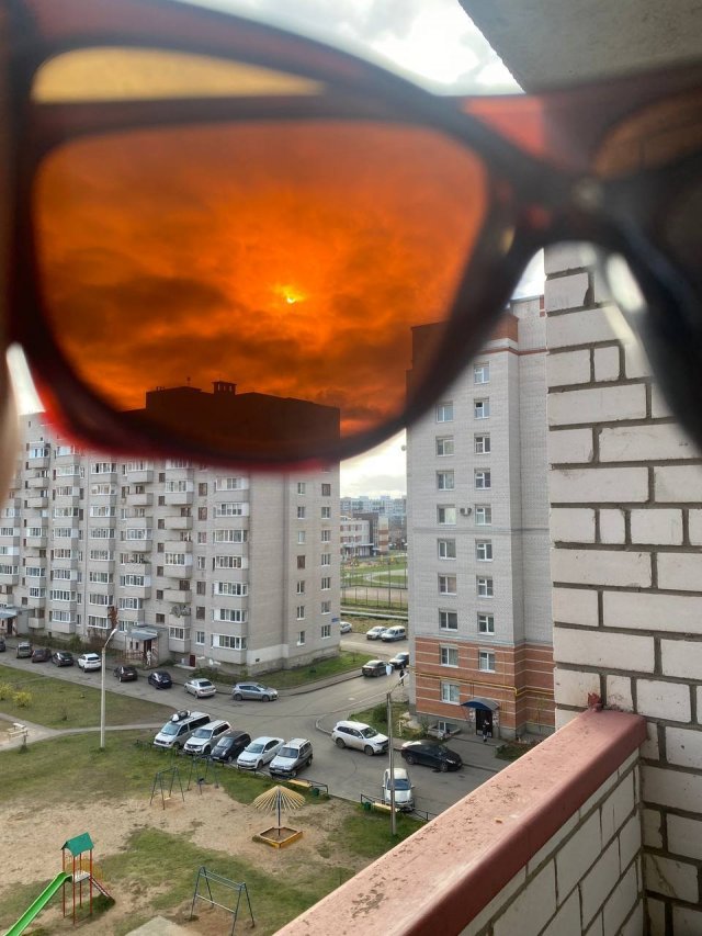 В России все наблюдают за солнечным затмением