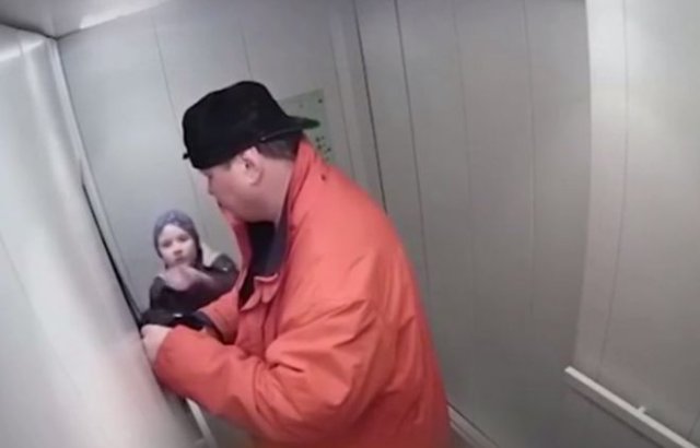 &quot;Давай это домой заберем!&quot;: Отец года показывает сыну, как украсть зеркало из лифта - неудачный прим
