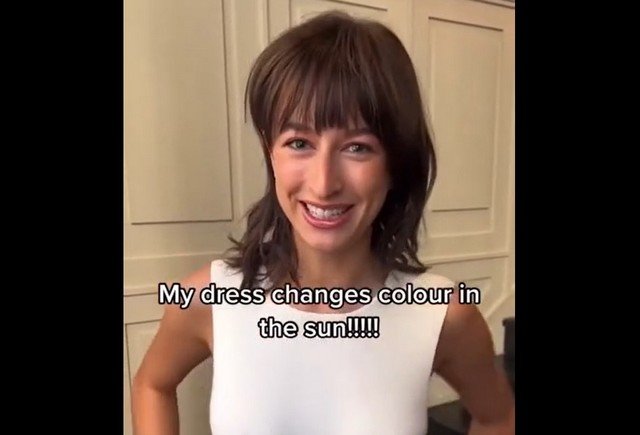 Девушка показала платье, которое меняет цвет на солнце