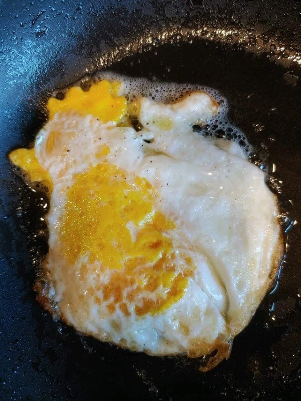 Это жареное яйцо, похожее на курицу