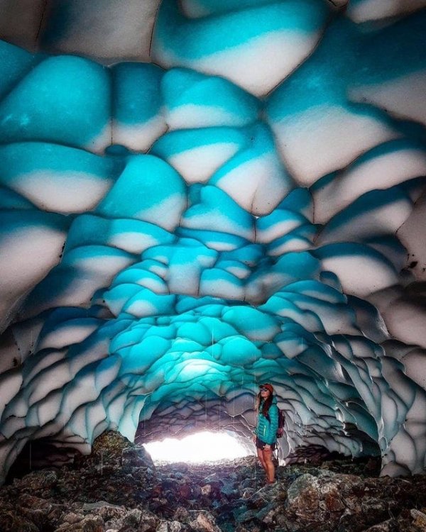 Ледяные пещеры аргентинской Патагонии (Южная Америка)