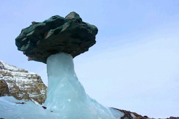 Естественное образование из льда и камня. Часто ли подобное увидишь?