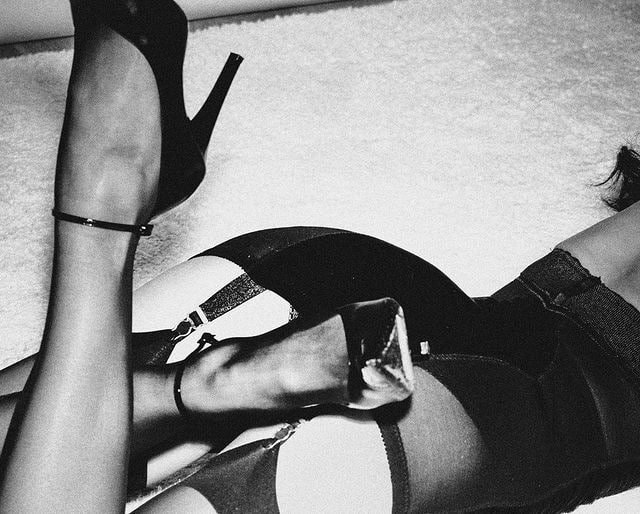 Ирина Шейк повторила образ культовой фетиш-модели Бетти Пейдж в пин-ап фотосессии
