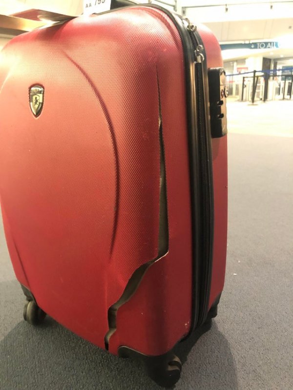 Любопытно, что нужно было делать с чемоданом, чтобы сломать его и обе молнии?