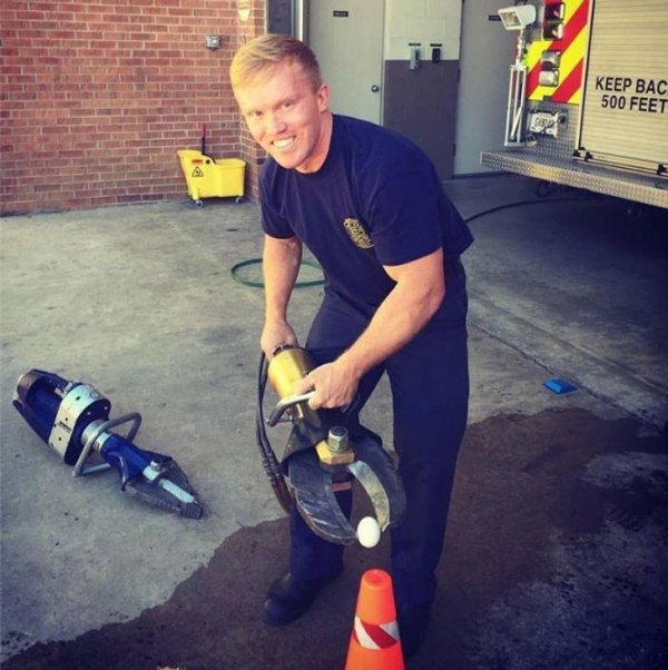 «Приятель-пожарный тренируется делать практику „Челюсти жизни“»