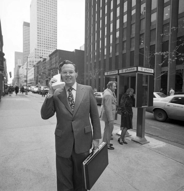 Инженер Motorola Джон Митчелл со своим телефоном на улице Нью-Йорка, 1973 год