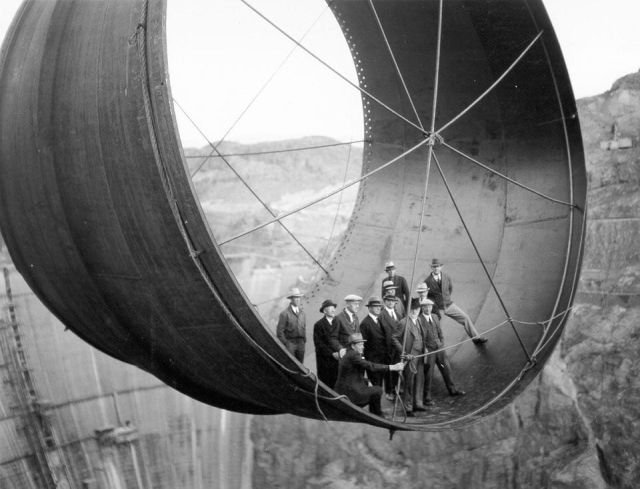Мужчины стоят на секции стальной трубы для плотины Гувера, строительство которой близится к концу, 1935 год