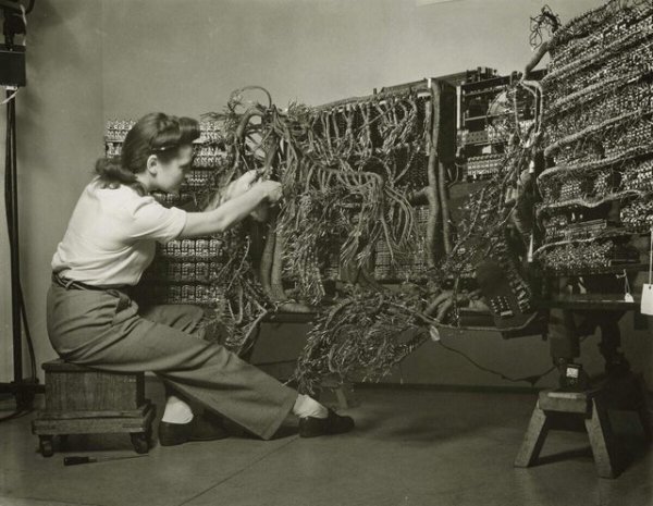 Фотография девушки-инженера, проводящей подключение к одному из первых компьютеров IBM, 1958 год