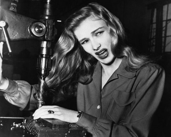 Актриса Вероника Лейк с волосами, закрученными на сверлильном станке, 1943 год
