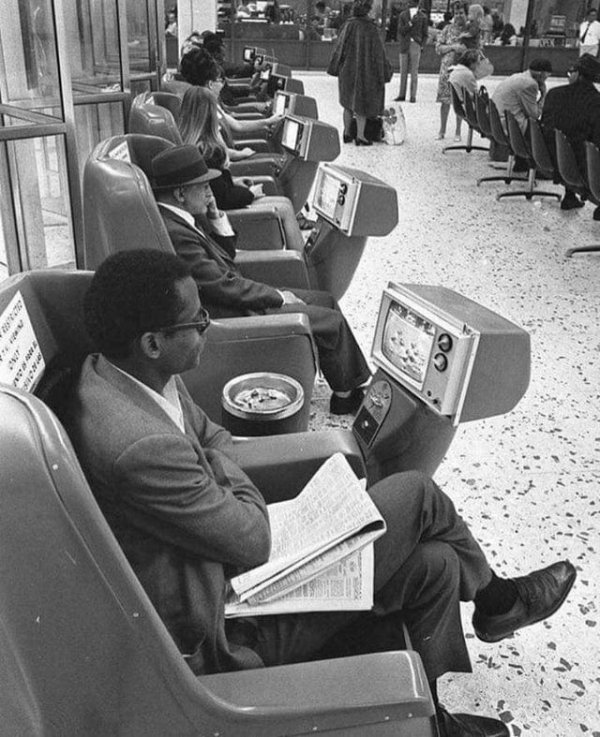 Пепельницы и стулья с телевизором и оплатой монетами на автовокзале Лос-Анджелеса, 1969 год