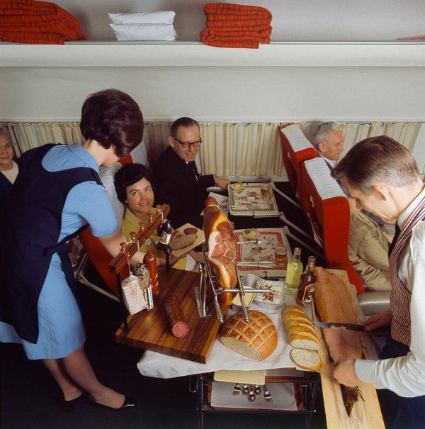 Обед на борту скандинавского самолёта, 1969 год
