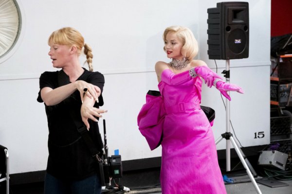 Хореограф учит Ану де Армас танцевальным движениям Мерилин Монро для фильма «Блондинка»