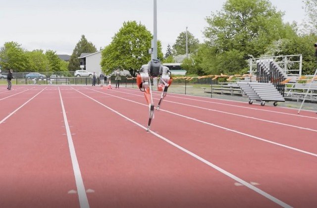 Двуногий робот Кэсси установил рекорд роботов в беге на сто метров