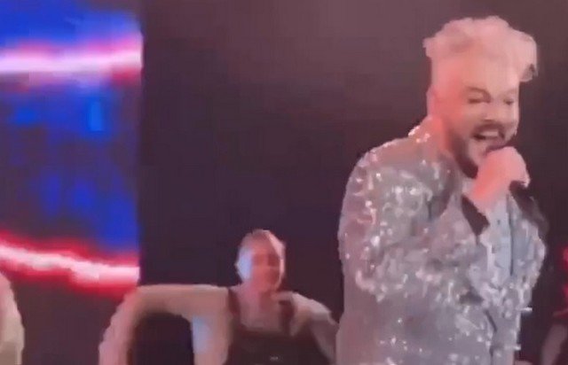 Казус на концерте Филиппа Киркорова: танцовщица забыла отдать ему микрофон