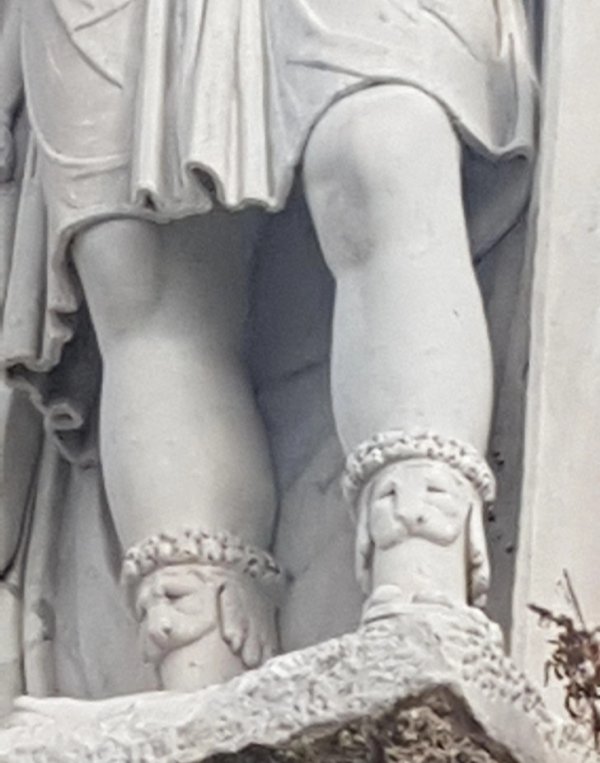 В Риме есть статуя в носочках с зайцами