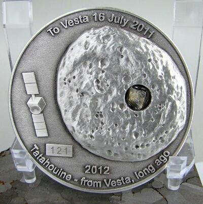 Монета, внутри которой содержится образец настоящего метеорита