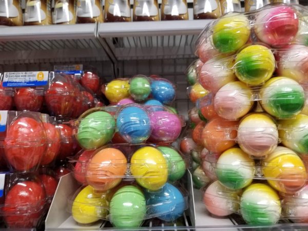 В Швейцарии все варёные яйца красят в яркие цвета