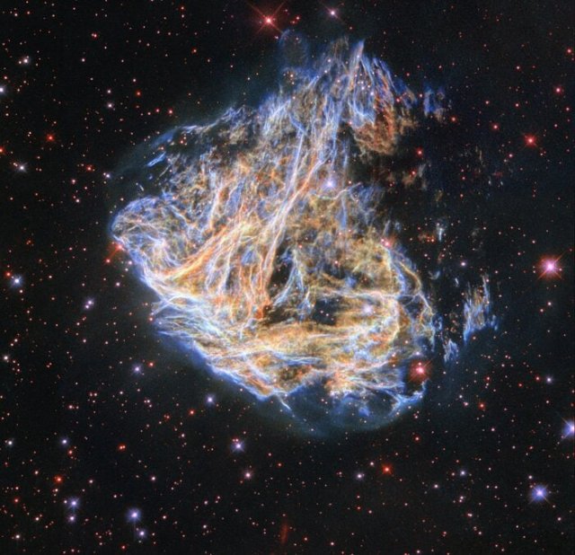 Телескоп Hubble сделал снимок «нитей» погибшей звезды