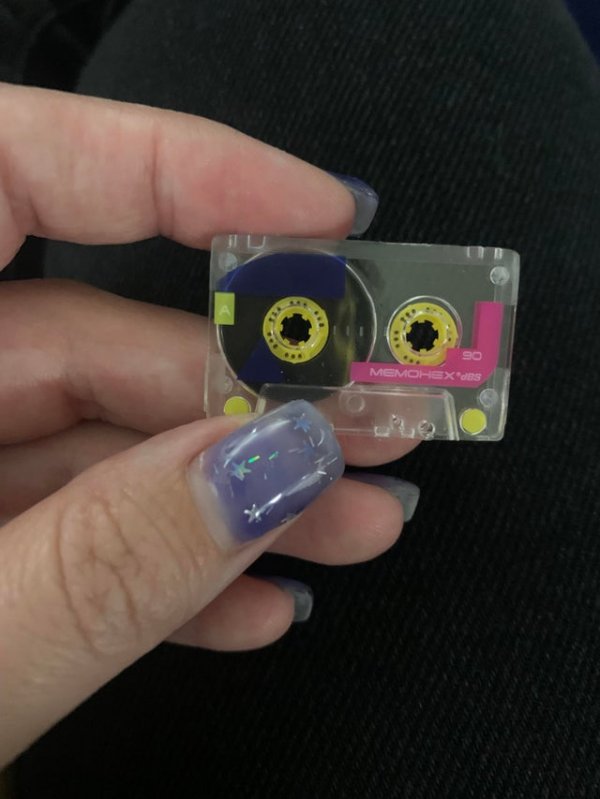 На чём слушать такую крохотную кассету?