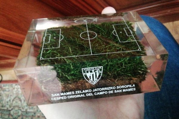 В Бильбао можно купить кусок старого футбольного поля в качестве сувенира