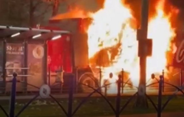 Праздник к нам не приходит: в Румынии грузовик с газировкой загорелся на дороге