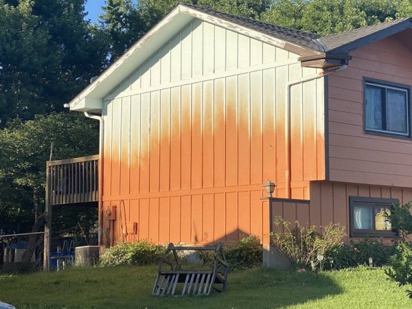 Пару лет назад мой сосед решил покрасить свой дом в ярко-оранжевый цвет… но на полпути сдался