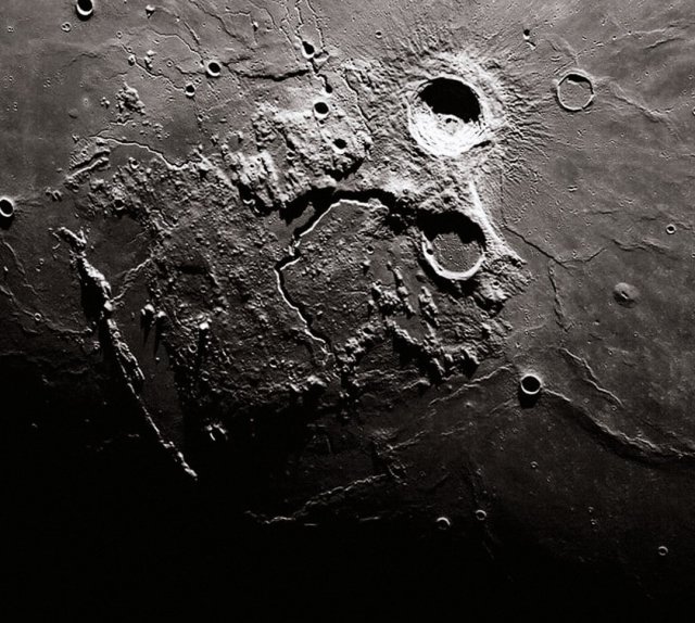 Детализированные фото Луны, которые сделал космический корабль Orion