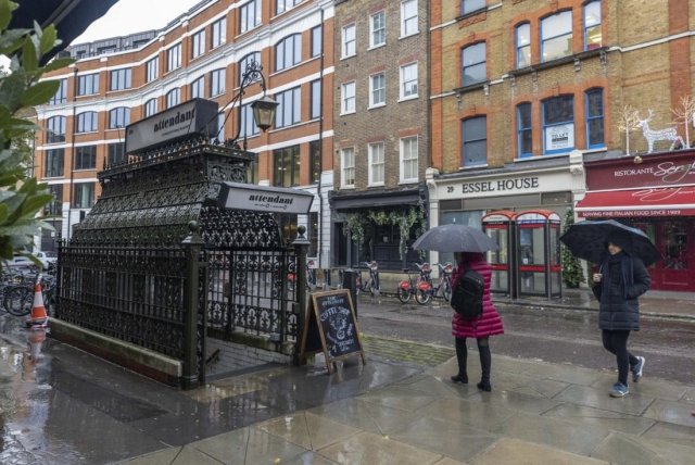 Старый общественный туалет в Лондоне перестроили под молодежную кофейню