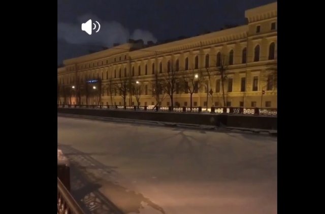 Мужчина в 2 часа ночи идет в центре Петербурга и поет арию из оперы &quot;Снегурочка&quot;