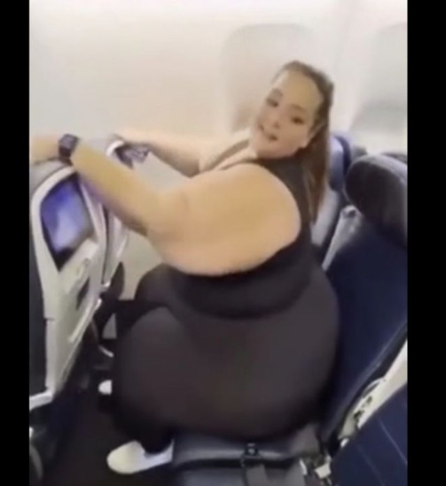 Очень большая дама в самолете