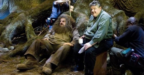 Робби Колтрейн и его дублёр в огромной маске Хагрида на съёмках фильма «Гарри Поттер и философский камень» (2001)
