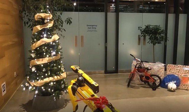 Роботы Boston Dynamics и елка, которую им никак не победить