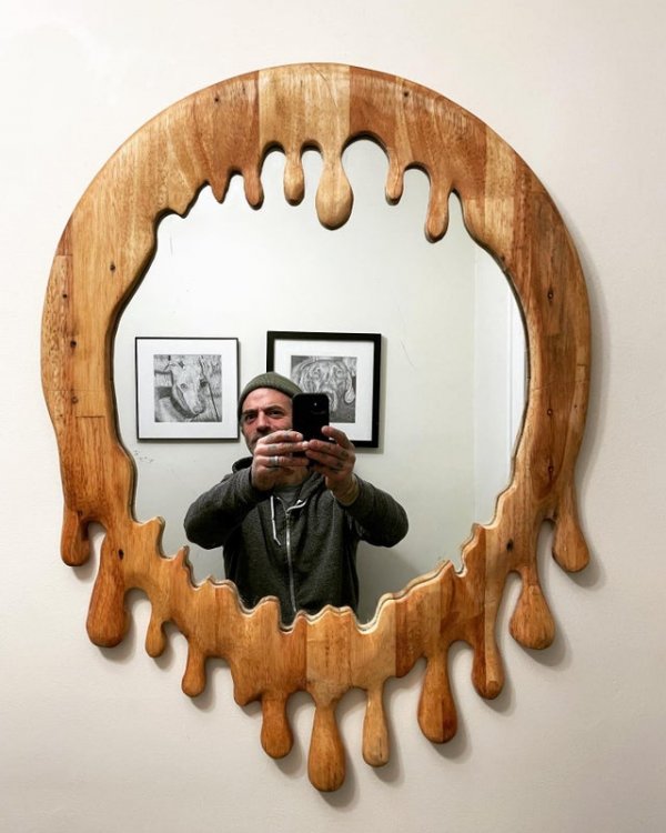 Зеркало, растекающееся по стене