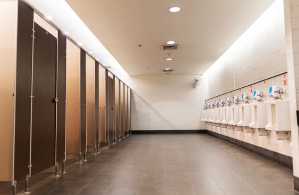 Во многих заведениях есть только один общий туалет, в котором будут писсуары для мужчин и кабинки для женщин
